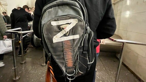 Der Buchstabe "Z" auf dem Rucksack eines Moskauer U-Bahn-Passagiers. © picture alliance/dpa / 