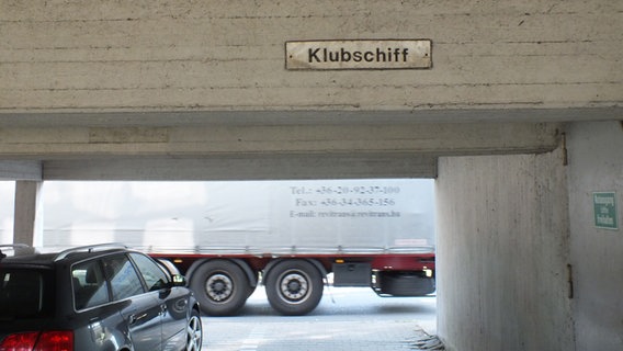 Über einem Parkplatz im Saalehafen hängt ein Schild "Klubschiff"  Foto: Marc-Oliver Rehrmann