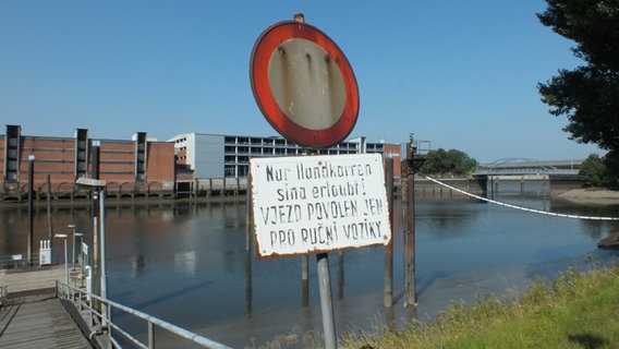 Auf einem Schild im Saalehafen steht auf Deutsch und Tschechisch: Nur Handkarren erlaubt!  Foto: Marc-Oliver Rehrmann