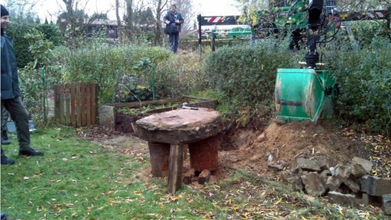 Fundort der beiden Fässer, in den Leichenteile vermutet wurden, in Basedow (Kreis Herzogtum Lauenburg) © dpa/Polizei Foto: DB Polizei