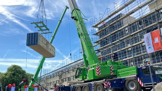 Ein Kran ist auf einer Baustelle der SAGA in Hamburg-Horn im Einsatz. © NDR Foto: Reinhard Postelt