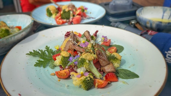 Ein Salat mit Sauce Hollandaise und Lammkarree. © NDR Foto: Dave Hänsel