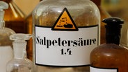 Eine Flasche mit Salpetersäure-Etikett. © imageBROKER | KFS 