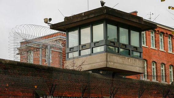 Ein Wachturm der Justizvollzugsanstalt Fuhlsbüttel in Hamburg. © picture alliance / dpa Foto: Axel Heimken