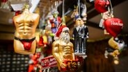 Erotische und frivole Weihnachstbaumdekoration wird auf dem Weihnachtsmarkt "Santa Pauli" auf dem Hamburger Spielbudenplatz angeboten. © picture alliance / dpa Foto: Christian Charisius
