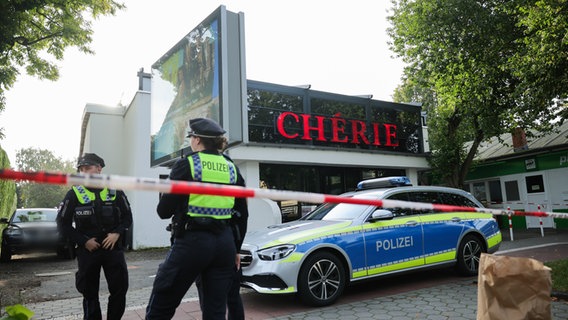 Polizeibeamte stehen vor einer Shisha-Bar im Hamburger Stadtteil Sasel. In der Nacht zuvor ein Mann dort erschossen worden. © picture allaince / dpa Foto: Christian Charisius