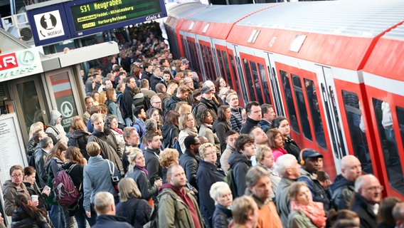 Bahnreisende am Hamburger Hauptbahnhof © picture-alliance/dpa Foto: Bodo Marks