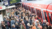 Bahnreisende am Hamburger Hauptbahnhof © picture-alliance/dpa Foto: Bodo Marks