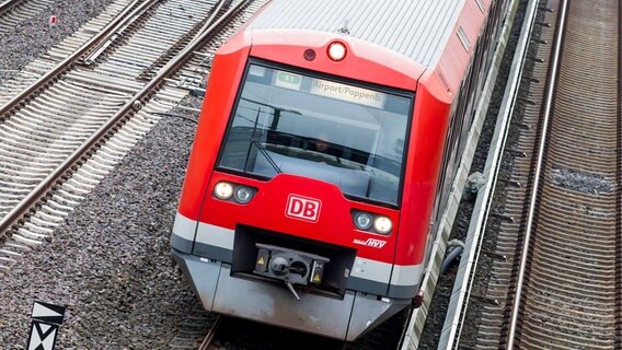 Eine Bahn der S-Bahn-Linie S1. © Picture alliance 