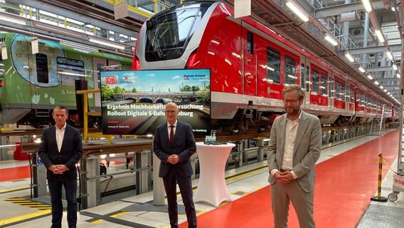 S-Bahn-Chef Arnecke, Bürgermeister Tschentscher und Verkehrssenator Tjarks stellen ein S-Bahn-Projekt vor. © NDR Foto: Reinhard Postelt
