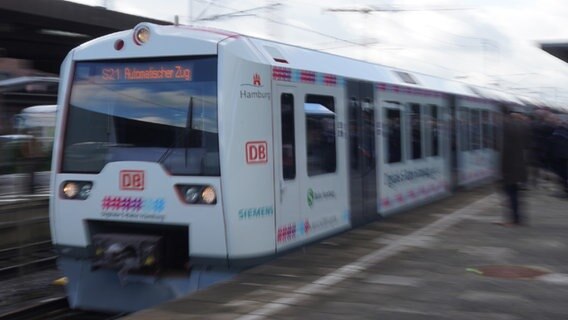 Die S-Bahn S21 verlässt den Bahnhof Bergedorf während der Premierenfahrt der digitalen, automatisch fahrenden S-Bahn Hamburg. © picture alliance/dpa | Marcus Brandt Foto: Marcus Brandt