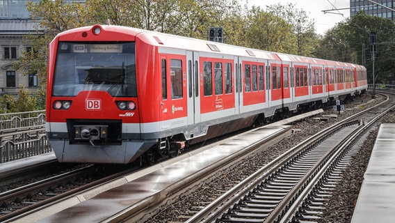 Ein S-Bahn-Zug der Linie S31 fährt in Hamburg auf Schienen. © IMAGO / Rüdiger Wölk Foto: Rüdiger Wölk