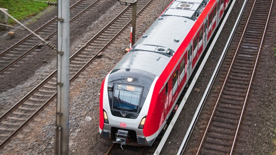 Eine S-Bahn der Linie S21 fährt in Hamburg. © dpa Foto: Daniel Bockwoldt
