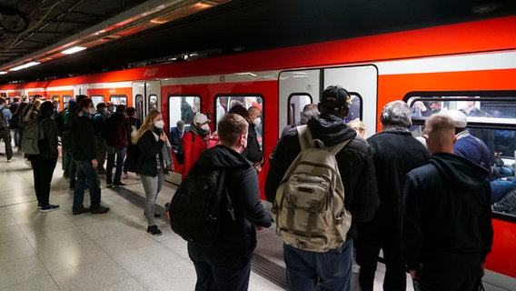Menschen drängen sich in überfüllten S-Bahn-Zügen in Hamburg © dpa 
