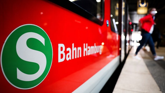 Eine S-Bahn steht im Hamburger Hauptbahnhof. © picture alliance / dpa Foto: Christian Charisius
