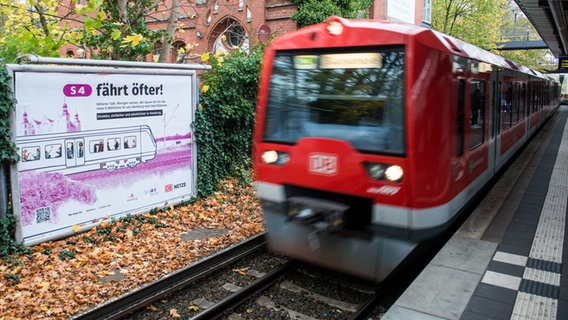 Eine S-Bahn fährt in den Bahnhof Hasselbrook ein, in dem ein Plakat mit der Aufschrift "S4 fährt öfter!" hängt. © dpa Foto: Daniel Bockwoldt