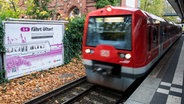 Eine S-Bahn fährt in den Bahnhof Hasselbrook ein, in dem ein Plakat mit der Aufschrift "S4 fährt öfter!" hängt. © dpa Foto: Daniel Bockwoldt