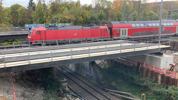 Eine S-Bahnbrücke für die Linie S4 im Hamburger Stadtteil Marienthal. © NDR Foto: Reinhard Postelt