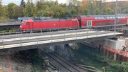 Eine S-Bahnbrücke für die Linie S4 im Hamburger Stadtteil Marienthal. © NDR Foto: Reinhard Postelt