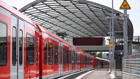 Eine S-Bahn steht am Bahnhof Elbbrücken. © picture alliance/dpa | Jonas Walzberg Foto: Jonas Walzberg