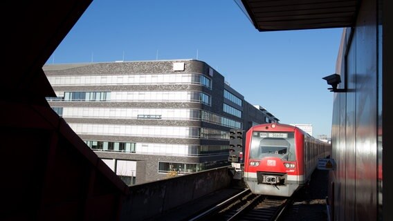 Eine S-Bahn der Linie S3 nach Stade fährt in den S-Bahnhof Hammerbrook in Hamburg ein. © dpa Foto: Christian Charisius