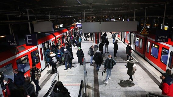 Fahrgäste sind zwischen zwei S-Bahnen auf einem Bahnsteig am Hauptbahnhof unterwegs. © picture alliance/dpa Foto: Christian Charisius
