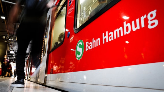 Ein S-Bahn hält am Hamburger Hauptbahnhof. © picture alliance/dpa Foto: Christian Charisius