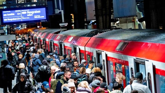 Menschen drängen sich an einem S-Bahnzug am hamburger Hauptbahnhof. © picture alliance/dpa Foto: Daniel Bockwoldt