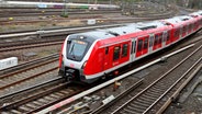 Eine S-Bahn der Linie S21 bei der Einfahrt in den Hamburger Hauptbahnhof. © picture alliance Foto: Daniel Kubirski