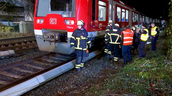 Mehrere Personen werden aus einer S-Bahn in Hamburg evakuiert. © TVNewsKontor 