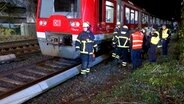 Mehrere Personen werden aus einer S-Bahn in Hamburg evakuiert. © TVNewsKontor 