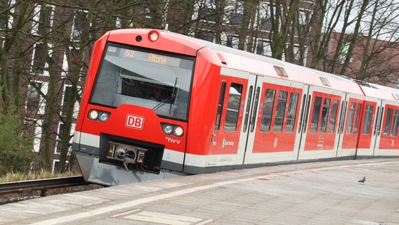 Eine S-Bahn der Linie S2 in Richtung Altona fährt in den Bahnhof Berliner Tor hinein. © IMAGO Foto: Hanno Bode