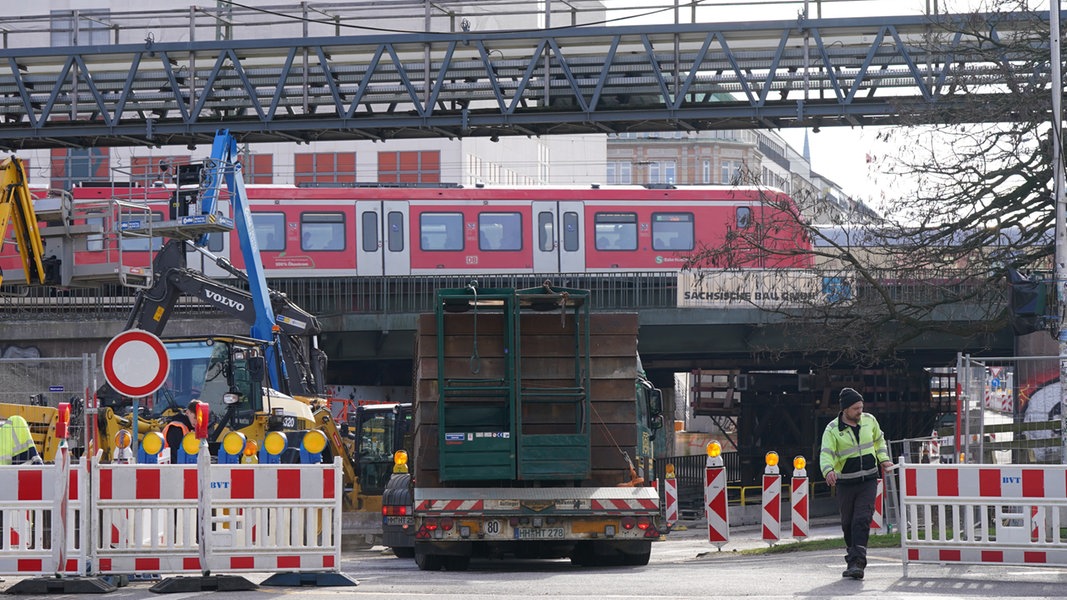 Blick auf die Baustelle am Ferdinandstor zwischen Hamburger Hauptbahnhof und Dammtor: Provisorische Brücken werden dort eingesetzt. 