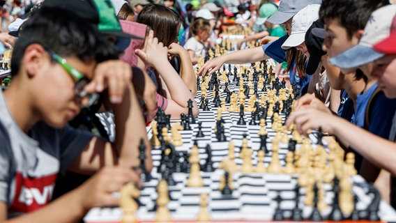 "Rechtes Alsterufer gegen Linkes Alsterufer": Schüler spielen SChach auf dem Hamburger Rathausmarkt. © picture alliance / dpa Foto: Markus Scholz