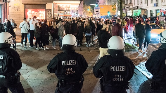 Polizisten treiben am späten Abend Besucher aus dem Schanzenviertel. © picture alliance/dpa Foto: Daniel Bockwoldt