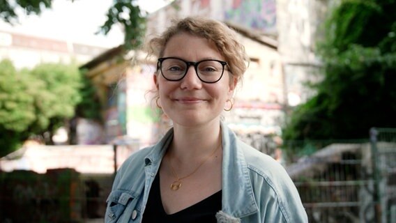 Eine junge Frau lächelt in die Kamera. © NDR Foto: Anna Leusch