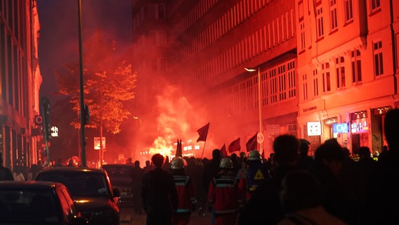Brennende Pyrotechnik in einer Menschenmasse im Hamburger Schanzenviertel. Brennende Pyrotechnik in einer Menschenmasse im Hamburger Schanzenviertel. © picture alliance/dpa | Marcus Brandt Foto: Marcus Brandt