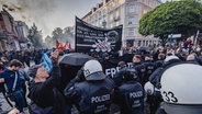 Police officers are standing in front of the demonstration train in Hamburg's Schanzenviertel.  © picture alliance / xim.gs |  xim.gs 