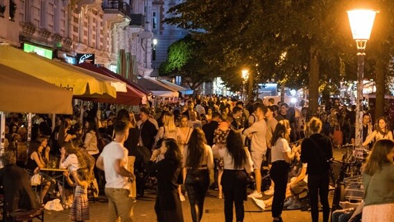 Passanten sind im Schanzenviertel am Schulterblatt unterwegs. © picture alliance/dpa Foto: Daniel Bockwoldt