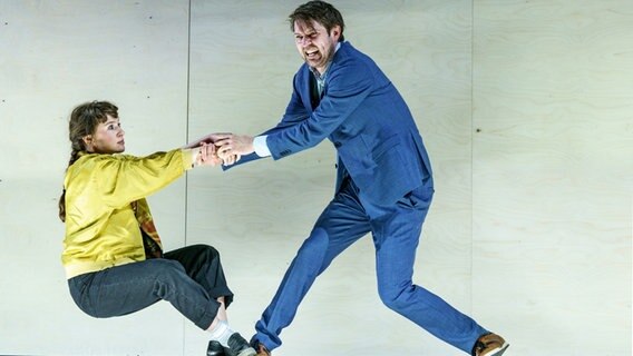 Sandra Gerling (als Olja) und Daniel Hoevels (als Michail), stehen bei der Fotoprobe des Stückes «Revolution» nach dem Roman des belarussischen Autors Viktor Martinowitsch auf der Bühne des Deutschen Schauspielhauses © dpa Foto: Axel Heimken