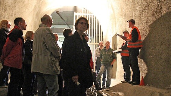 Eine Besuchergruppe steht im Inneren des Schellfischtunnels. © NDR Foto: Daniel Sprenger