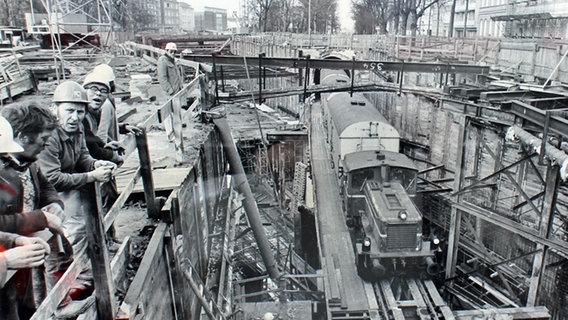Historische Aufnahme vom offenen Schellfischtunnel mit Güterzug. © Altonaer Museum 