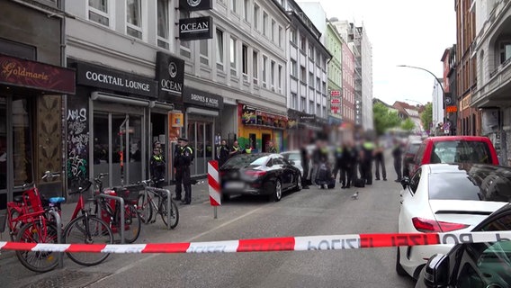 Einsatzkräfte der Polizei stehen am Tatort in der Talstraße in Hamburg. © TeleNewsNetwork Foto: Screenshot