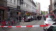 Einsatzkräfte der Polizei stehen am Tatort in der Talstraße in Hamburg. © TeleNewsNetwork Foto: Screenshot