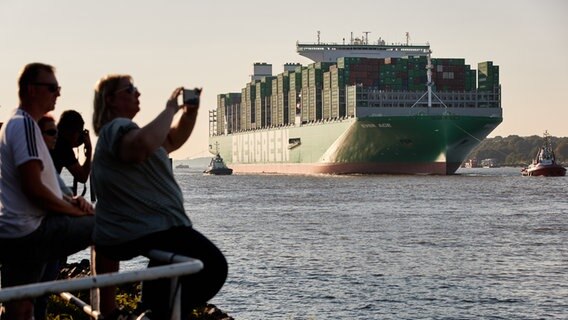 Schaulustige am Bubendey-Ufer machen Fotos von der Ankunft des Containerschiffs "Ever Ace“ in Hamburg. © picture alliance / dpa Foto: Georg Wendt