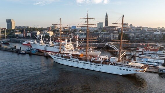 Das Segelschiff "Sea Cloud Spirit" liegt am früher Morgen an der Überseebrücke am Hamburger Hafen. © News5 Redaktion 