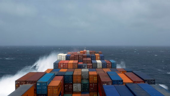 Ein Containerschiff fährt bei rauem Seegang übder das Meer. © picture alliance / imageBROKER Foto: Michael Jänecke