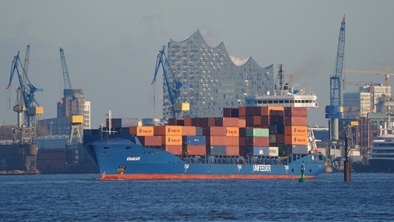 Ein kleines Containerschiff verlässt einen Containerterminal im Hamburger Hafen. © picture alliance/dpa | Marcus Brandt Foto: Marcus Brandt