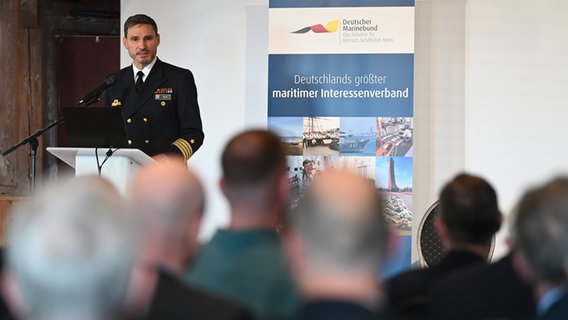 Sven Beck, Kapitän zur See, Kommandeur der Einsatzflottille 2, spricht bei der Eröffnung des Deutschen Schifffahrtstages im Maritimen Museum Hamburg. © David Hammersen/dp 