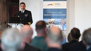 Sven Beck, Kapitän zur See, Kommandeur der Einsatzflottille 2, spricht bei der Eröffnung des Deutschen Schifffahrtstages im Maritimen Museum Hamburg. © David Hammersen/dp 
